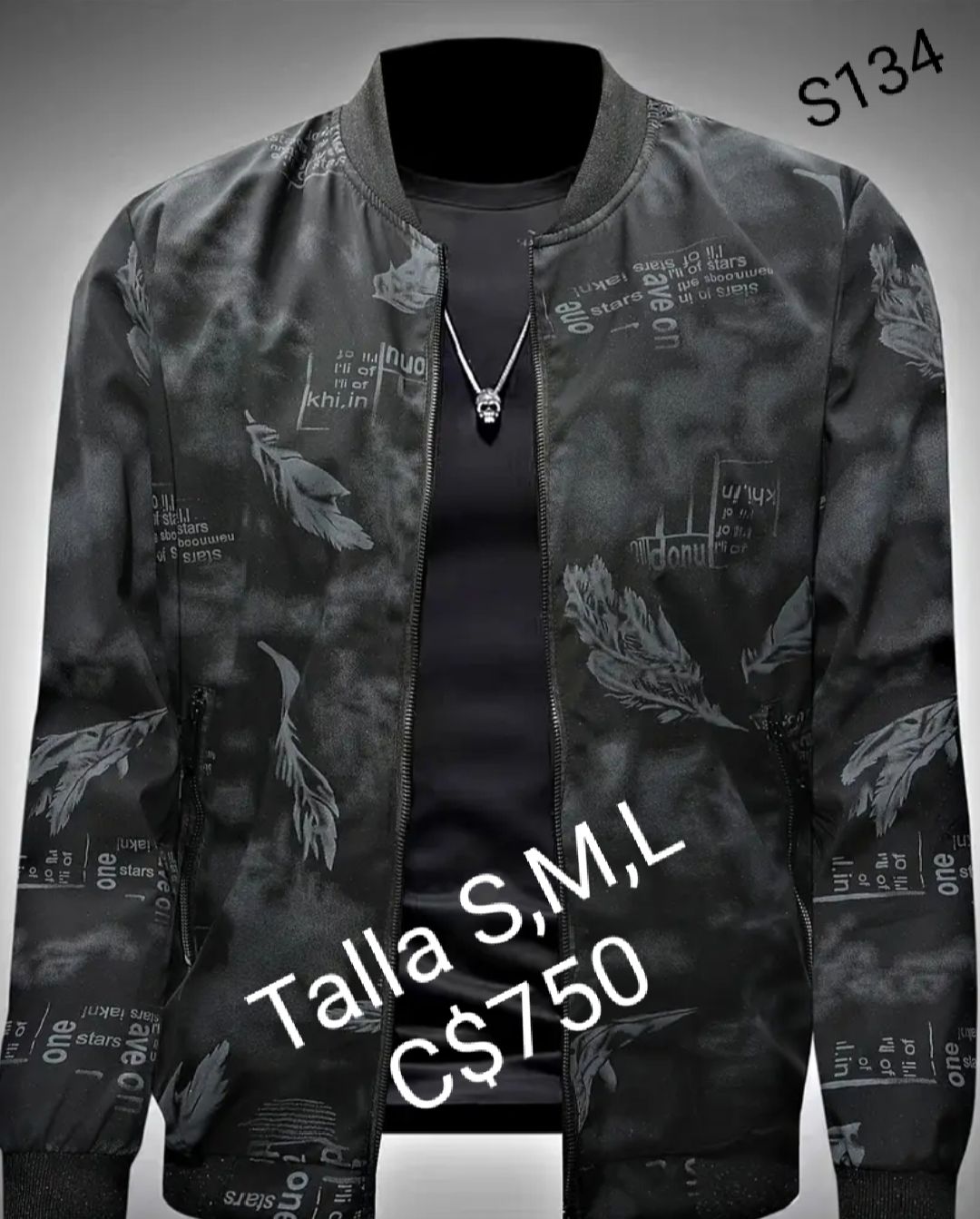 Chaqueta oscura con estampado de hojas.