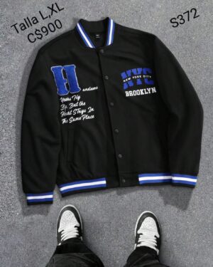 Chaqueta estilo universitaria color negra con estampado color azul.